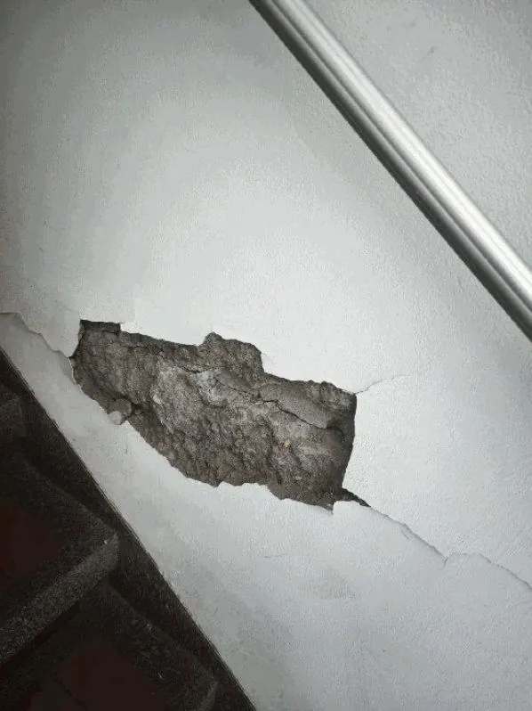 Daño en un muro interior de la bodega