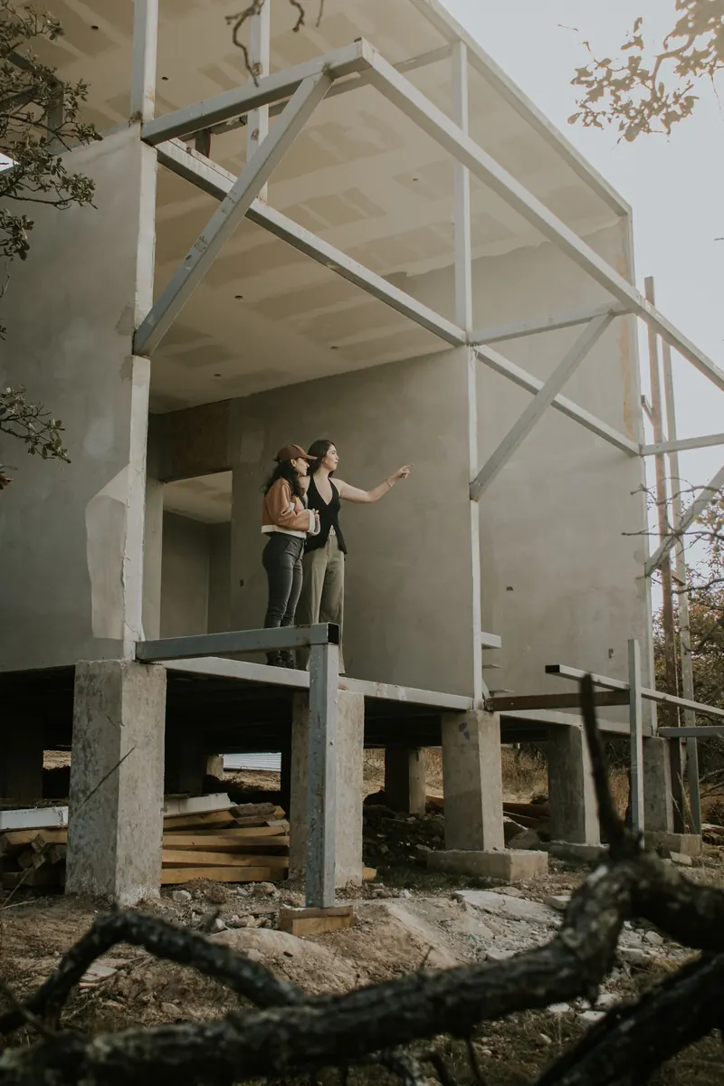 Propietarios recorriendo su casa de campo en construcción